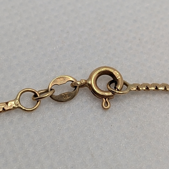 Elegant Gold Chain Bracelet - Picture 2 of 3